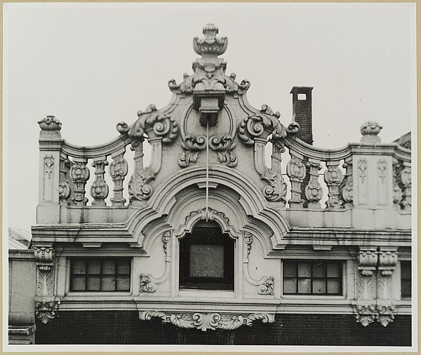 Keizersgracht 246 Geveltop met balustrade, foto RCE