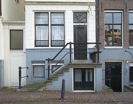 Herengracht 19 onderzijde, Stoep met voordeur