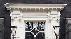 Keizersgracht 164, Deuromlijsting met Ionische pilasters uit bouwperiode.