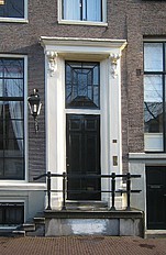 Keizersgracht 261, Voordeur met stoep