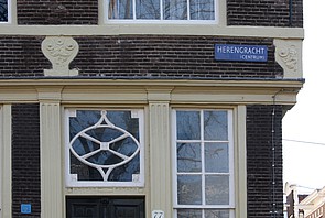 Herengracht 77, Snijraam boven de voordeur