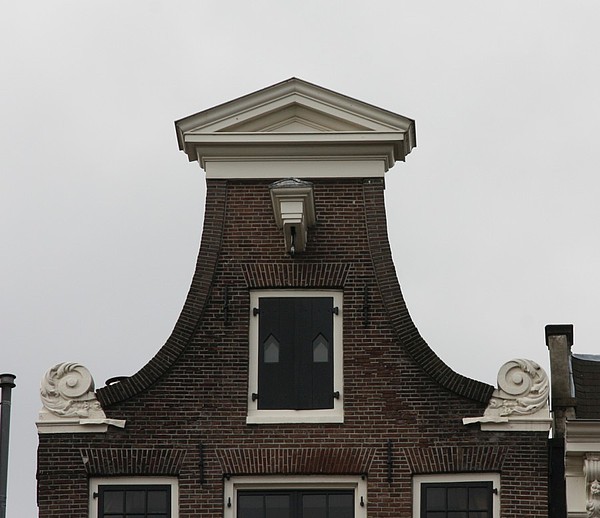 Keizersgracht 432, Klokgevel met fronton erop