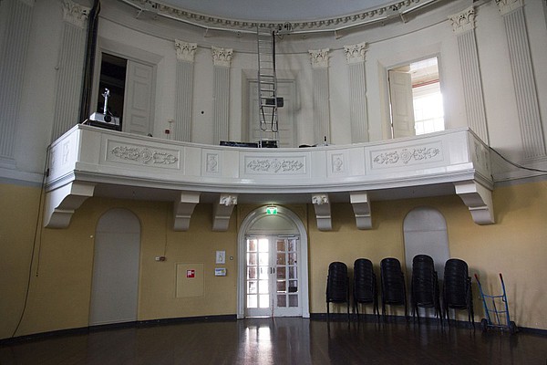 Concertzaal, kijkend naar de ingang met erboven het balcon