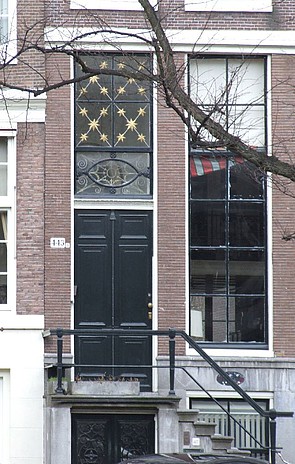 Keizersgracht 443, Voordeur met stoep