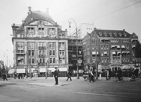 Dam 1 1937 Bijenkorf overkluizing Beursstraat SAA