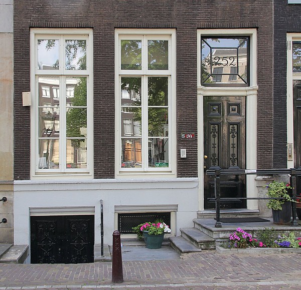 Keizersgracht 252, Ondergevel met voordeur en stoep