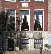 Keizersgracht 697, Ondergevel met ingang naar souterrain