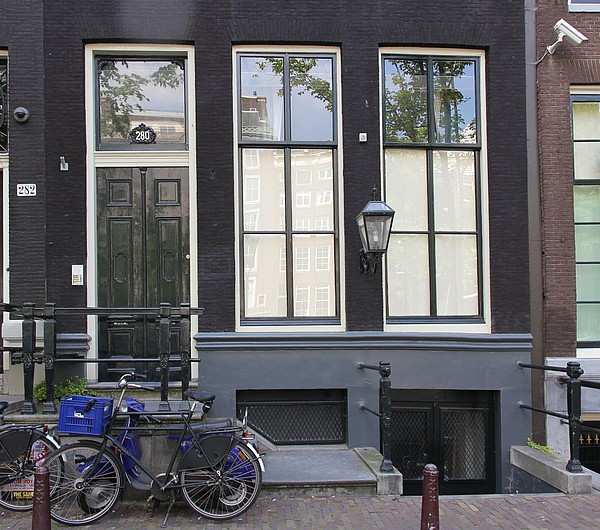 Keizersgracht 280, Ondergevel met voordeur en stoep