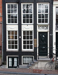 Keizersgracht 463, Ondergevel met voordeur en stoep