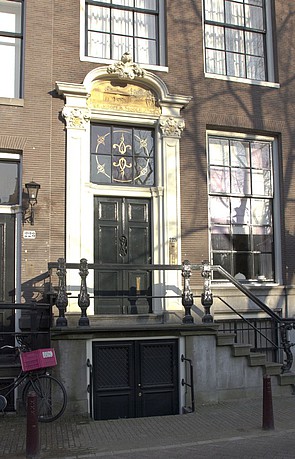 Keizersgracht 225, Gevelsteen DE KOOPER MOOLE 1746 in de deuromlijsting