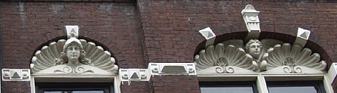 Herengracht 8, boven raam