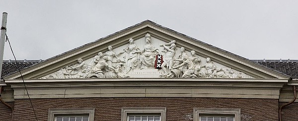 Roetersstraat 2 fronton met de figuren