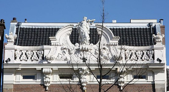 Keizersgracht 209, rechte lijst met groot gebroken fronton als middenverhoging met vrouwenbeeld De Hoop