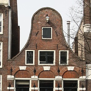 Keizersgracht 104, Klokgevel