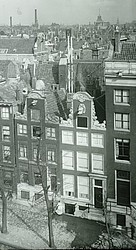 Keizersgracht 307 en 309 uit 1904 vanaf Felix Meritis gezien