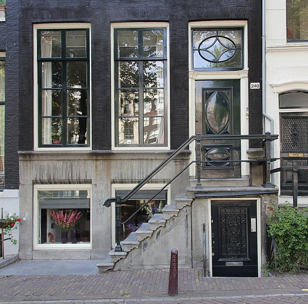 Keizersgracht 240, Ondergevel met voordeur en stoep