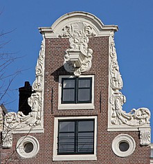 Keizersgracht 357, Halsgevel met gebogen lijstvormig fronton