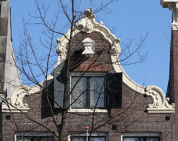 Keizersgracht 215, Klokgevel