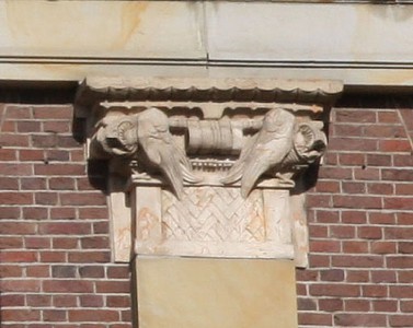 Keizersgracht 555, Terracotta kapiteel met vogels.