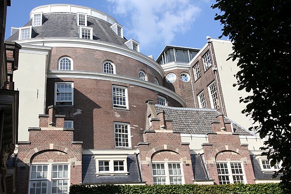 Keizersgracht 334, Vanuit de tuin van het Claes Reiniushofje kijkend naar Felix Meritis