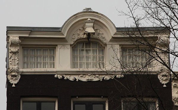 Keizersgracht 108, Verhoogde lijstgevel met kroonlijst met twee consoles