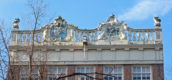 Herengracht 244, lijst met balustrade en attiek