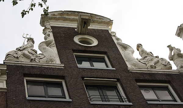 Herengracht 510, gevelkop met twee tritons op dolfijnen met drietanden