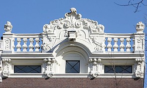 Keizersgracht 225, Verhoogde lijstgevel