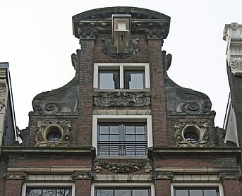 Keizersgracht 214, Verhoogde Halsgevel