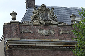 Herengracht 206-214, beeldengroep, verbeeldend de handel en de scheepvaart