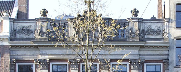 Herengracht 476, lijst met attiek