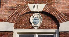 Keizersgracht 133, Cartouche met het wapen van Enkhuizen