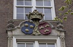 Nieuwe Herengracht 18 Familiewapens boven de ingang