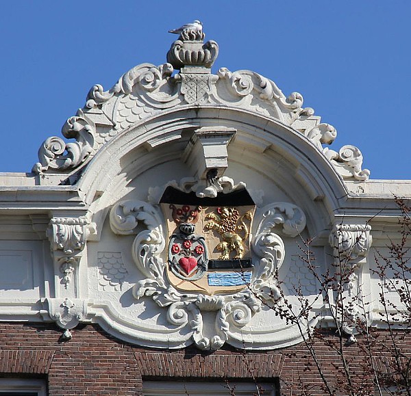 Keizersgracht 263, Het attiek met wapen