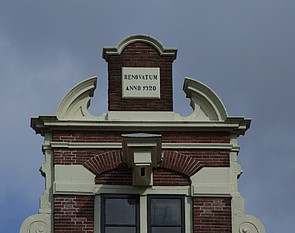 Herengracht 203, geveltop met tekst "Renovatum Anno 1920"