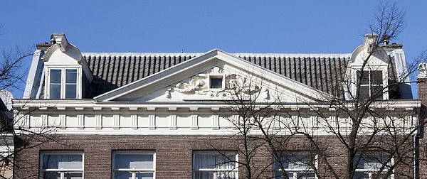 Keizersgracht 757, Rechte lijst met groot driehoekig fronton