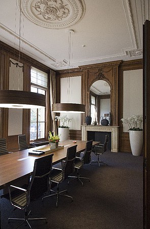 Herengracht 448, Zaal aan de voorzijde met de schouw