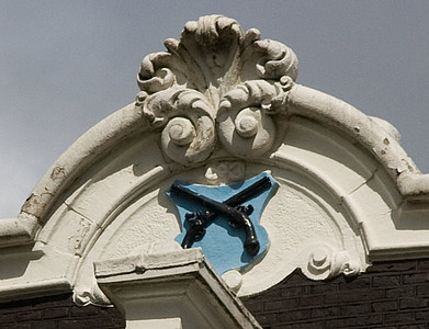 Herengracht 369, Gebogen lijstvormige fronton met kuif en gevelsteen