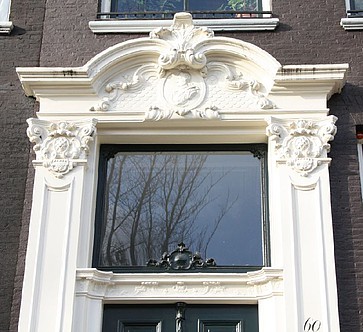 Herengracht 60 snijraam boven de voordeur