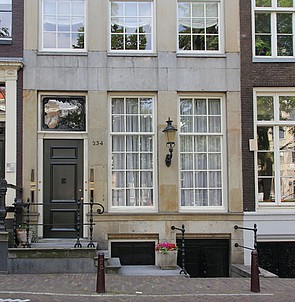 Keizersgracht 254, Ondergevel met voordeur en stoep