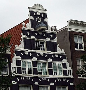 Herengracht 120, Trapgevel in renaissancestijl met grote trappen