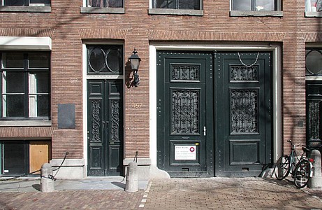 Keizersgracht 497, Ondergevel met deur en poort