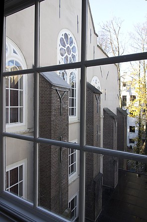 Keizersgracht 102, vanuit het trappenhuis de zijmuur van de zaal