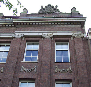 Rechter zijde gebouw met de beeldengroep