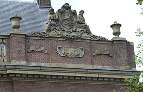 Herengracht 206-214, beeldengroep, verbeeldend de Industrie en de Cultuur