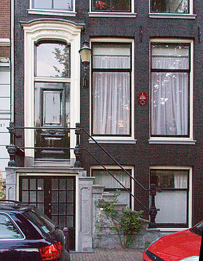 Keizersgracht 16, Voordeur met stoep