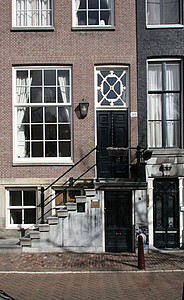 Keizersgracht 501, Stoep met voordeur