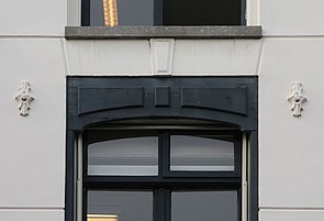 Keizersgracht 182, Detail boven het raam