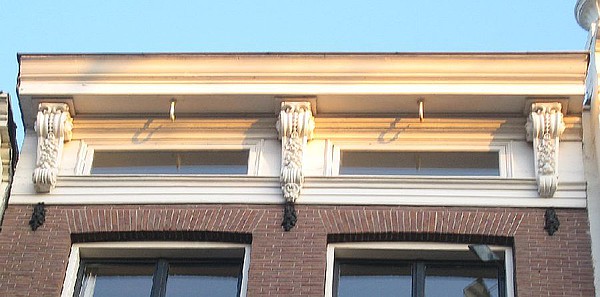 Keizersgracht 351, Rechte lijst met consoles