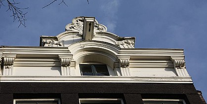 Keizersgracht 139, Rechte gebeeldhouwde lijst met opzetstuk